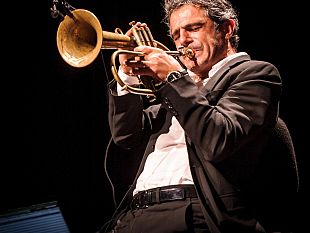 1969-luomo-che-cadde-su-monsummano-paolo-fresu-interpreta-david-bowie