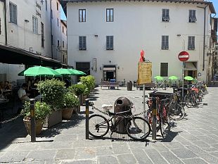 ombrelloni-in-piazza-della-passera-botta-e-risposta-lega-di-puccio