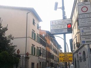 nastro-isolante-sulla-targa-per-ingannare-il-varco-ztl