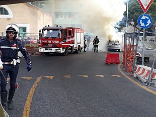 auto-a-fuoco-sulla-rotatoriadisagi-a-novoli
