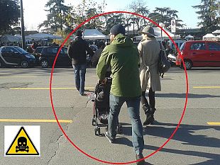 tramvia-firenze-attraversa-a-suo-rischio-e-pericolo