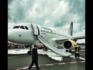 aereo-in-fiamme-a-peretola