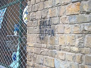 imbrattate-via-fontana-e-strade-limitrofe-con-minacce-a