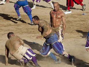 al-teatro-della-compagnia-il-documentario-del-calcio-storico-fiorentino
