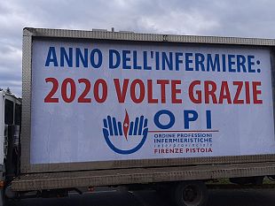 covid-19-pistoia-ringrazia-gli-infermieri-con-una-vela-in-zona-ospedale