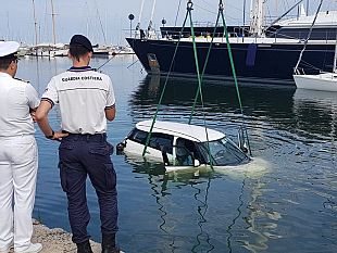 auto-ripescata-in-mare-al-porto-di-viareggio