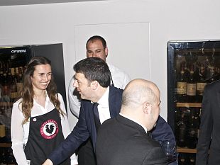 vinitaly-l-presidente-del-consiglio-matteo-renzi-in-visita-al-padiglione-toscana