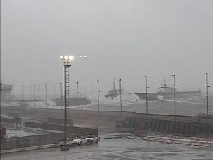 piombino-se-una-tempesta-si-abbattesse-sul-rigassificatore