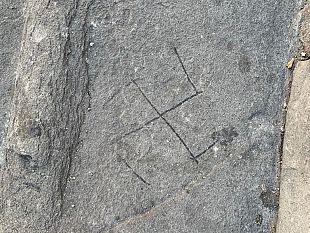 una-svastica-sui-gradini-del-museo-novecento-intollerabile