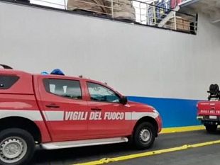 rogo-sul-traghetto-spente-le-fiamme-divampano-le-polemiche