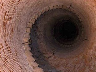 a904071425-duomo-di-pietrasanta-l-interno-cilindrico-del-campanile-ha-le-stesse-misure-della-colonna-traiana