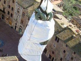 a801231910-san-gimignano-il-campanone-cala-dalla-torre-grossa-dopo-sette-secoli