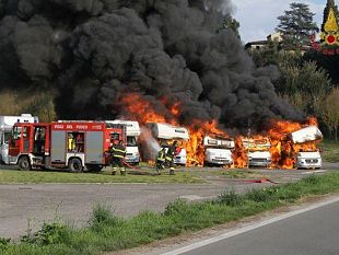 b103312226-bagno-a-ripoli-ieri-incendiati-5-camper