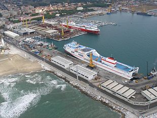 b104272156-nuovi-cantieri-apuania-realizzera-una-nave-traghetto-per-lo-stretto-di-messina
