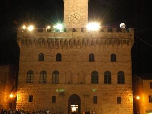 b208161904-toscana-cantine-in-piazza-e-a-tavola