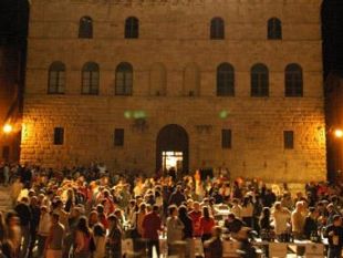 a808202321-cantine-in-piazza-il-vino-nobile-protagonista-nel-cuore-di-montepulciano