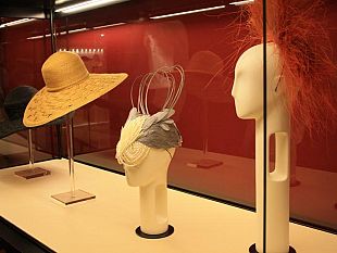 b312022001-il-cappello-fra-arte-e-stravaganza-alla-galleria-del-costume