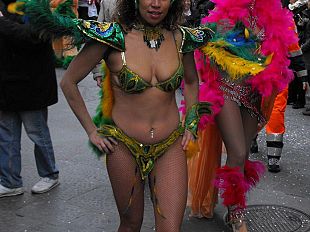 a902221847-carnevale-fiorentino-nel-mondo-oggi-pomeriggio-un-corteo-pieno-di-maschere-suoni-e-colori