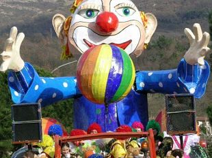 b302061841-il-carnevale-dei-disastri-animera-le-strade-del-centro-storico