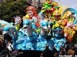 a603021508-carnevale-di-viareggio-il-5-marzo-corso-mascherato-in-notturna-parata-di-luci-colori-musica