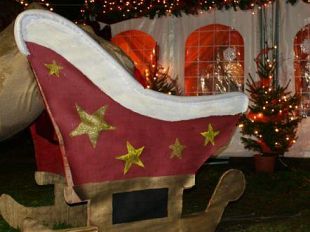 b212132136-all-hard-rock-cafe-di-firenze-atterra-la-slitta-di-babbo-natale