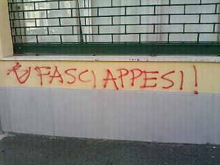 b208021816-scritta-minatoria-su-casaggi