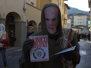 b302041324-azione-di-casapound-firenze-al-carnevale-di-dicomano
