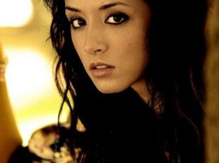 a904021517-amici-di-maria-de-filippi-cassandra-de-rosa-al-centro-commerciale-i-gigli