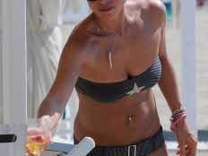 b008302159-catrina-davies-in-bikini-hot-sulle-spiagge-della-versilia