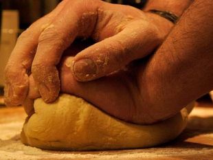 b310291353-spesa-e-sprechi-contenuti-caccia-agli-sconti-e-il-pane-si-fa-in-casa