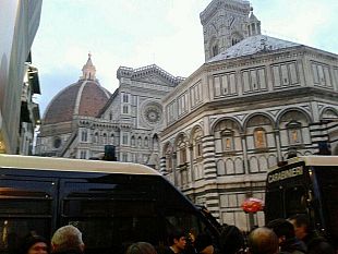 giovane-aggredita-in-duomo-ferita-alla-spalla-da-una-coltellata