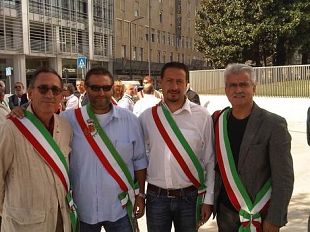 b108291414-sindaci-a-milano-contro-la-manovra-pronti-a-restituire-le-fasce-tricolore