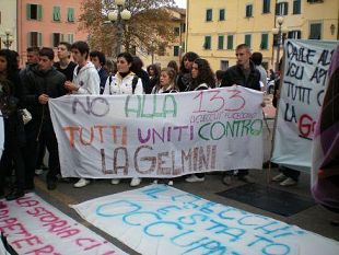 a810241951-universita-e-scuola-precari-del-cnr-protestano-creando-un-i-percorso-a-ostacoli-i