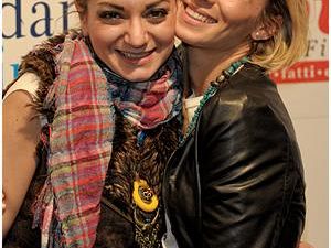 b202241657-valentina-e-marina-di-amici-allo-stand-di-nove