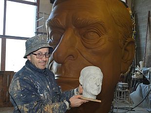 b201072101-carnevale-di-viareggio-un-carro-dedicato-al-neo-presidente-della-bce