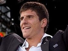 b307081427-habemus-mario-gomez-la-fiorentina-vince-la-contesa-e-la-piazza-esulta