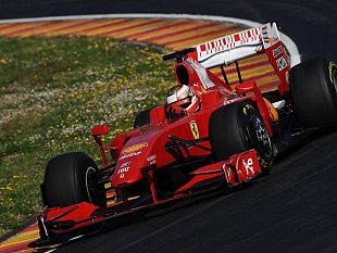 b104022347-una-ferrari-sul-circuito-del-mugello
