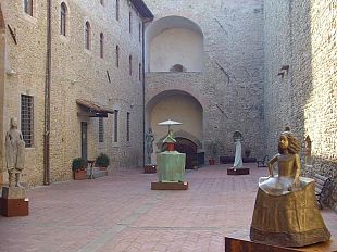 b108051557-l-arte-di-adriano-bimbi-nelle-piazze-e-nei-palazzi-del-mugello