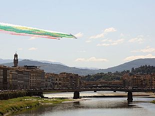 frecce-tricolori-tanta-gente-sui-lungarni-e-al-piazzale