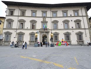 piazza-duomo-polemica-sui-corazzieri-al-canto-dei-bischeri