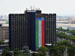 poste-una-maxi-bandiera-per-tifare-italia