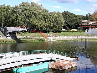 passerella-isolotto-imprevisto-si-incaglia-la-campata