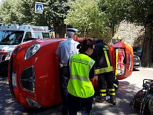 urta-contro-una-smart-e-si-ribalta-con-la-sua-auto-anziana-ricoverata-in-ospedale