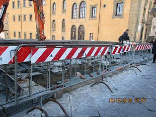 santa-trinita-rotte-le-pietre-palazzo-vecchio-anticipa-le-fake-news-color-catrame