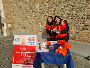 latt-in-piazza-con-le-arance-della-solidarieta-e-il-cuore-fondente