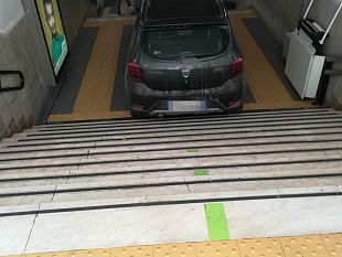 con-lauto-nel-sottopasso-pedonale-della-stazione-incredibile-errore