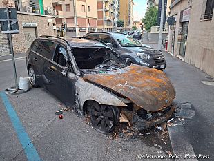 auto-bruciata-ancora-nessuno-la-rimuove