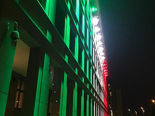 intesa-san-paolo-la-sede-di-novoli-illuminata-con-il-tricolore