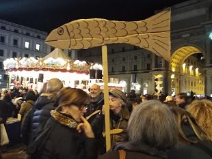 ore-18-a-firenze-le-sardine-hanno-gia-riempito-la-piazza