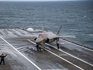 successo-del-primo-appontaggio-del-velivolo-f-35b-sul-ponte-della-portaerei-cavour